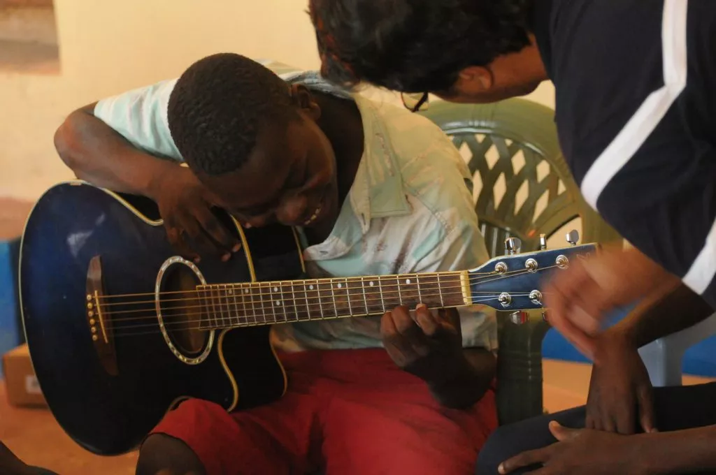 Aprender a tocar violão pode ser mais fácil do que você imagina com o professor Anderson Reis - como tocar violão rapido
