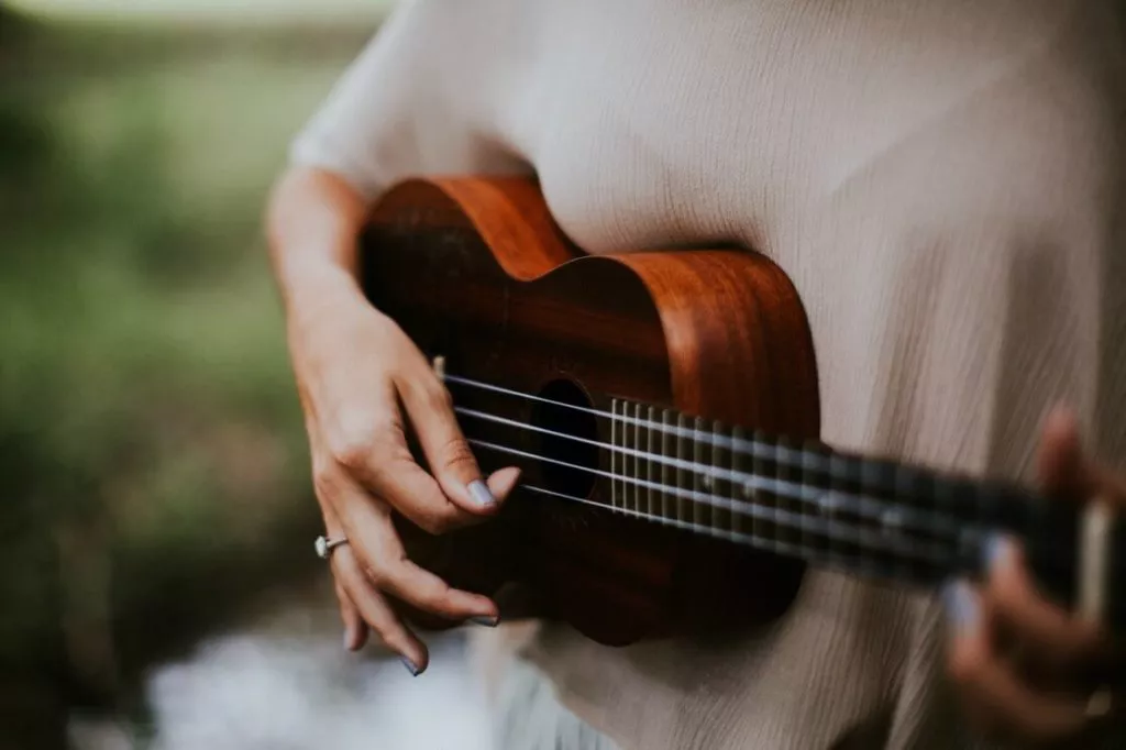 Ukulele é um ótimo instrumento para iniciar o aprendizado musical