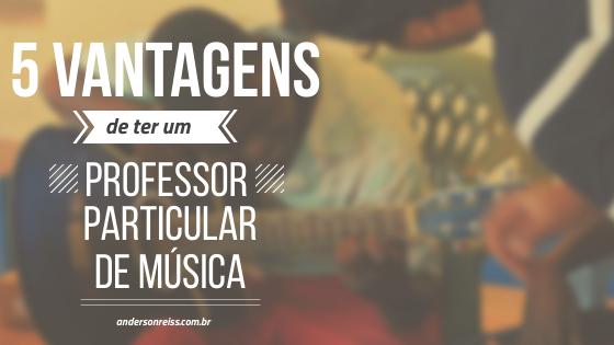 texto com letras garrafais com o título 5 vantagens de ter um professor particular de violão guitarra ukulele - imagem de um adolescente tendo a sua primeira aula de violão com o professor bem atento as posições no violão