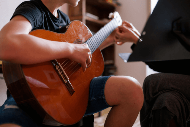 Aprendendo a ensinar com a Diana Chagalj e o método Suzuki para violão 1