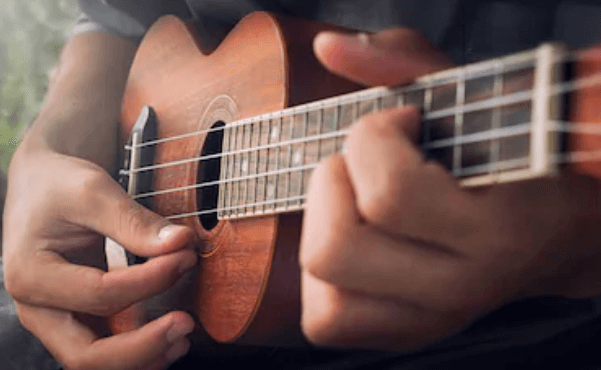 3 dicas de como segurar o ukulele