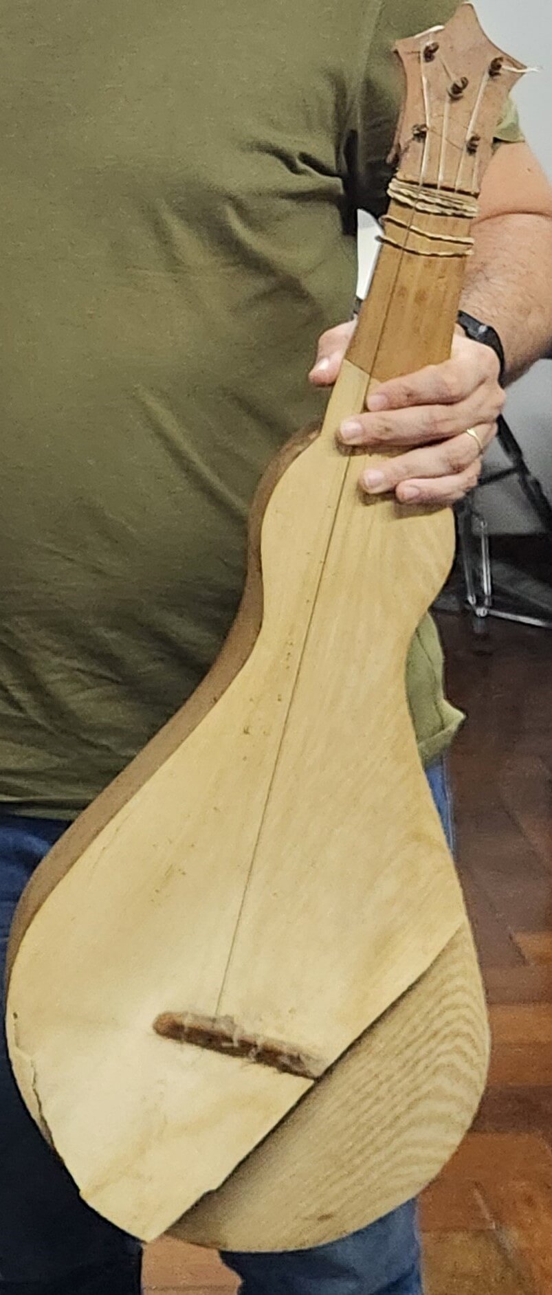 Viola de Cocho com o tampo rachado devido ao tempo seco e com baixa umidade - Como conservar o seu violão